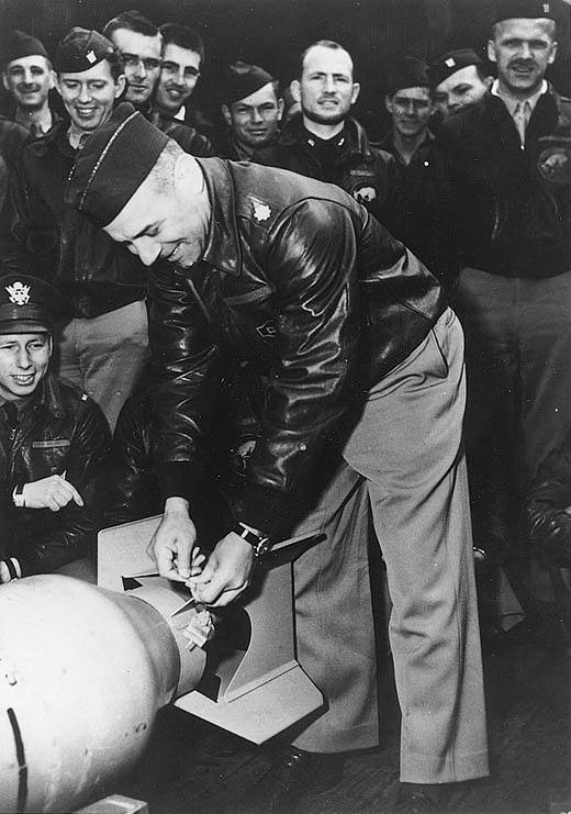 Velitel náletu na Tokio z 18. dubna 1942, James „Jimmy“ Doolitle, u jednoho ze strojů B-25 Mitchell.