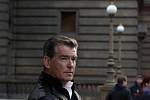 Irský herec Pierce Brosnan při natáčení reklamy u Národního divadla v Praze