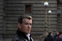 Jeden z nejznámějších představitelů agenta Jamese Bonda, irský herec Pierce Brosnan při natáčení reklamy 22. března u Národního divadla v Praze.