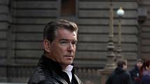 Irský herec Pierce Brosnan při natáčení reklamy u Národního divadla v Praze