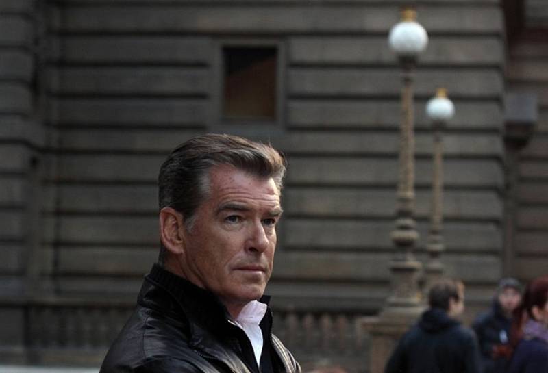 Jeden z nejznámějších představitelů agenta Jamese Bonda, irský herec Pierce Brosnan při natáčení reklamy 22. března u Národního divadla v Praze.