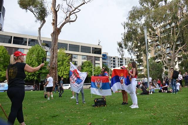 Fanoušci Novaka Djokoviče v Austrálii protestují proti jeho zadržení.