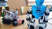 Elektrotechnikou se žáci dokážou i bavit, což dokazují šikovní roboti, které vyrábějí