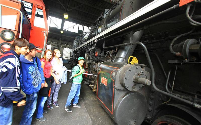 Den otevřených dveří probíhá v pátek a v sobotu v českobudějovickém železničním depu, kam vozí návštěvníky i parní lokomotiva z českobudějo­vického nádraží.