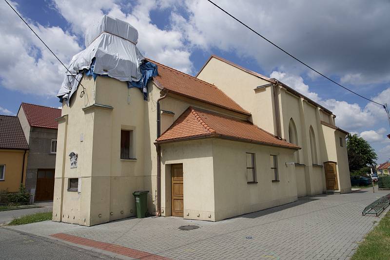 Obec Hrušky na Břeclavsku. Stopy po tornádu jsou vidět i rok od katastrofy.