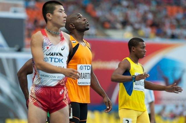 Alex Quiňonéz (ve žlutém vzadu) před závodem na 100 metrů na atletickém MS v Moskvě v roce 2013