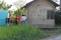 Na nechráněném přejezdu mezi obcemi Klobuky a Páleček na Kladensku se osobní automobil srazil s projíždějícím vlakem.