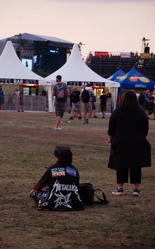 Mnozí ctitelé kapely, kterým se nedostalo peněz na lístek, zůstali poslouchat oblíbené písničky před branami do festivalového areálu.