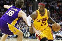 James se tentokrát neprosadil. Jeho šestnáct bodů na Lakers nestačilo a Cleveland doma poprvé v sezoně prohrál.