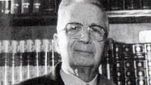 Licio Gelli (1919-2015), velmistr tajné zednářské lóže, o níž se začalo šuškat, že ovládá italský stát