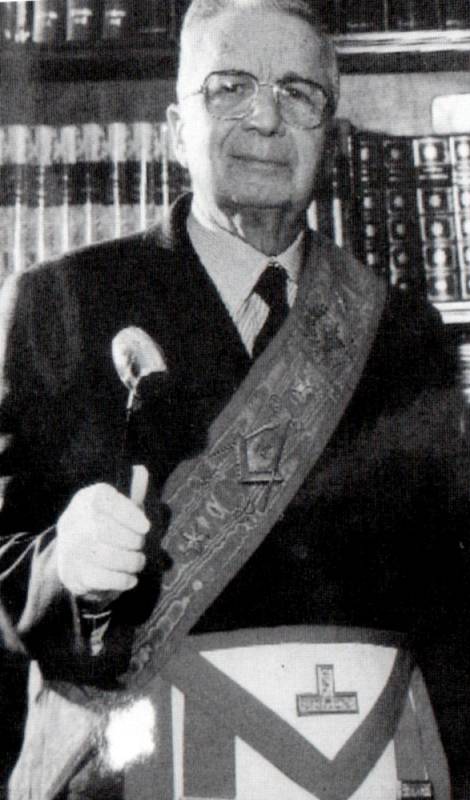 Licio Gelli (1919-2015), velmistr tajné zednářské lóže, o níž se začalo šuškat, že ovládá italský stát