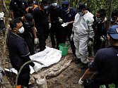 Malajsijští policisté dnes zahájili exhumaci desítek těl předpokládaných uprchlíků, kteří se pravděpodobně stali obětí převaděčů. 