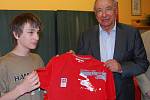 Dvanáctiletý Ondřej Dobrý z Třemošné u Plzně (vlevo) dostal od šéfa ČOV Milana Jiráska cenu fair play. 
