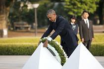 Barack Obama položil květy k symbolickému památníku obětem náletu a zdůraznil, že svět nese společnou odpovědnost za to, aby se něco takového už nikdy neopakovalo.