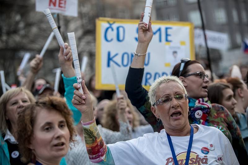 Tisíce lidí protestovaly 9. dubna na pražském Václavském náměstí proti premiérovi Andreji Babišovi.