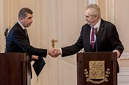 Premiér Andrej Babiš podal prezidentovi Miloši Zemanovi 24. ledna demisi vlády. Zároveň ale získal pověření k vyjednávání o vládě nové.