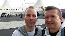 Registrovaný manželský pár Robert Zauer (40 let) a Tomáš Kavalec (38 let) z Teplic, selfíčka z cestování po světě. Před Cirque de Soleil ve Vídni.