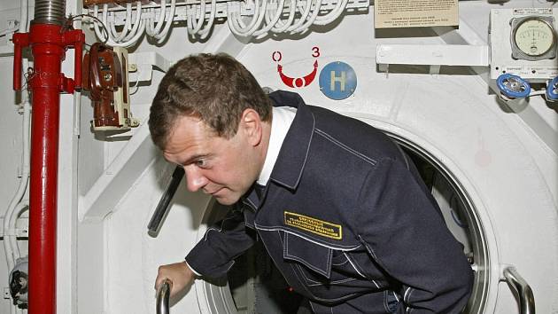 Medveděv si důkladně prohlédl ponorku, vyrobenou v roce 1978.
