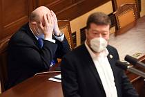 Zleva ministr zdravotnictví Vlastimil Válek (TOP 09) a předseda SPD Tomio Okamura na schůzi Poslanecké sněmovny 15. února 2022 v Praze