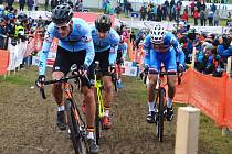 Evropský šampionát cyklokrosařů v Táboře. Michal Boroš snaží uviset se dvěma Belgičany.