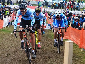 Evropský šampionát cyklokrosařů v Táboře. Michael Boroš snaží uviset se dvěma Belgičany.
