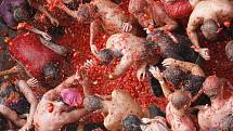 Účastníci bojují rajčaty při každoročním festivalu Tomatina ve španělské vesnici Buňol poblíž Valencie.