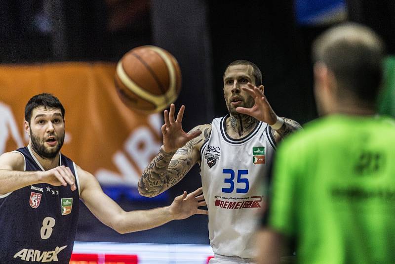 Momentka z utkání basketbalové Kooperativa NBL mezi USK Praha a Děčínem.