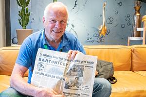Antonín Bartoníček s novinovým článkem o jeho vítězství v jedné z etap Závodu míru. 