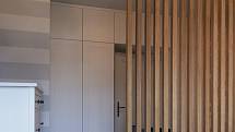Pracovní prostor je opticky oddělený příčkou ze dřevěných sloupků / hranolů, která je analogií kovového zábradlí na schodišti.