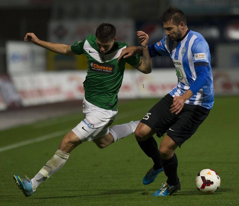 Utkání 11. kola první fotbalové ligy Baumit Jablonec – FK Mladá Boleslav 18. října v Jablonci nad Nisou. Na snímku Lukáš Třešňák z Jablonce a Michal Smejkal z Boleslavi.