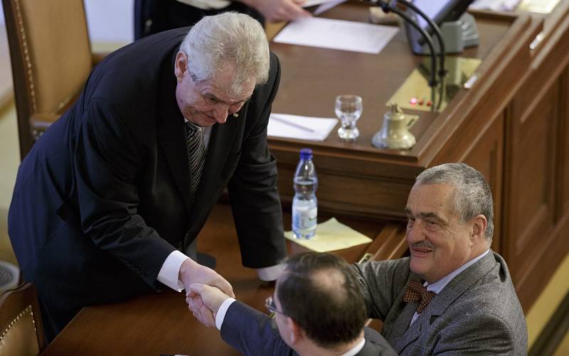 Prezident Zeman se zdraví s Petrem Nečasem