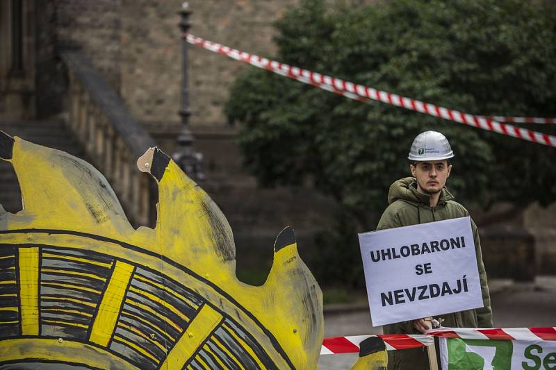 Občanská iniciativa Limity jsme my uspořádala 11. června na náměstí Míru v Praze happening jako součást dne protestů za zachování limitů a proti těžbě uhlí. 