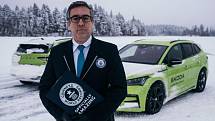 Automobilka Škoda pokořila s plně elektrickým vozem SUV Enyaq RS rekord v nejdelším souvislém driftu na ledě.