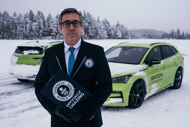 Automobilka Škoda pokořila s plně elektrickým vozem SUV Enyaq RS rekord v nejdelším souvislém driftu na ledě.