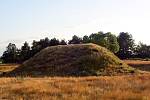 Archeologické naleziště v Sutton Hoo, kde byly objeveny mohyly s pohřebištěmi Anglosasů. Pohřebiště pochází ze 6. a 7. století našeho letopočtu.