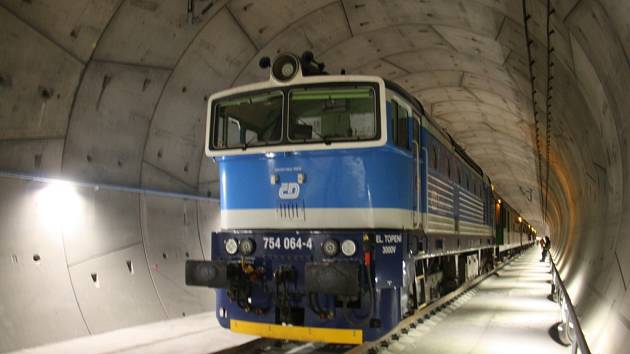 Vlak v Ejpovickém tunelu
