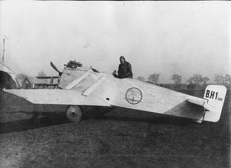 Foto původního stroje v Praze-Kbelích s pilotem Bohumilem Munzarem (r. 1920)