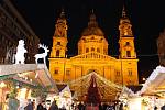 Vánoční trhy před majestátní bazilikou svatého Štěpána patří k největším v Evropě
