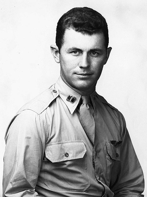 Americký pilot Chuck Yeager ještě v hodnosti kapitána v období druhé světové války. Byl leteckým esem.