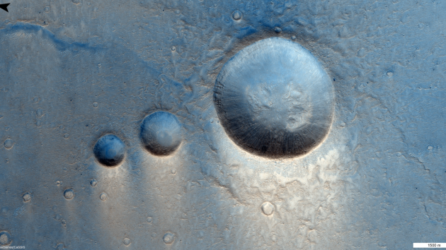 Dopadové krátery v oblasti Lunae Planum na Marsu