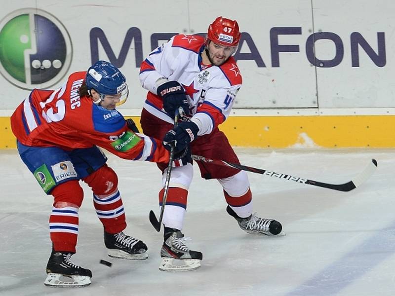 Ondřej Němec z Lva Praha (vlevo) brání v přihrávce Alexandru Radulovi z CSKA Moskva.