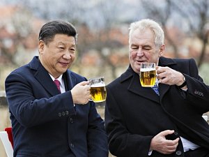 Prezident Miloš Zeman a jeho čínský protějšek Si Ťin-pching si na závěr Si Ťin-pchingovy návštěvy ČR připili pivem na terase Strahovského kláštera v Praze.