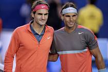 Roger Federer (vlevo) a Rafael Nadal si zahrají v Praze na Laver Cupu.