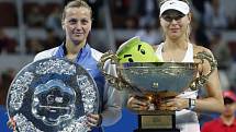 Petra Kvitová (vlevo) ve finále turnaje v Pekingu nestačila na Marii Šarapovovou.