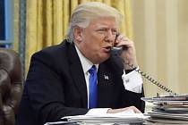 Americký prezident Donald Trump u telefonu v Oválné pracovně Bílého domu