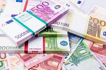 Ačkoliv se Česko zavázalo k přijetí eura už vstupem do Evropské unie v roce 2004, ani po dvaceti letech se u nás společnou evropskou měnou neplatí