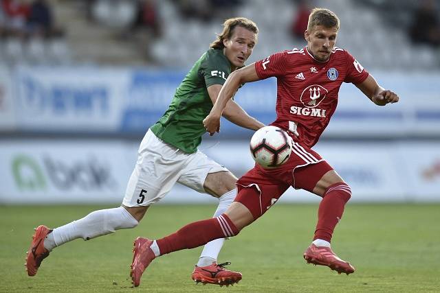 Utkání 6. kola první fotbalové ligy FK Jablonec - Sigma Olomouc. Zleva Matěj Hanousek z Jablonce a Jiří Texl z Olomouce.