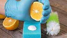 Citronová šťáva s jedlou sodou patří k univerzálním čistícím prostředkům