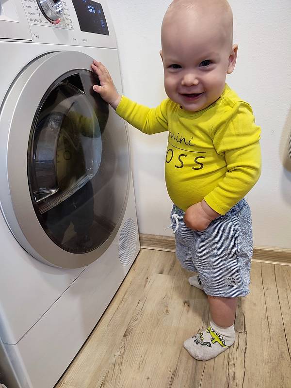 Sebastian dostal od osudu pořádně naloženo. Narodil se s cystickou fibrózu, velmi vážným a nevyléčitelným onemocněním. Jeho rodiče však dělají vše pro to, aby prožíval naplněný šťastný život.