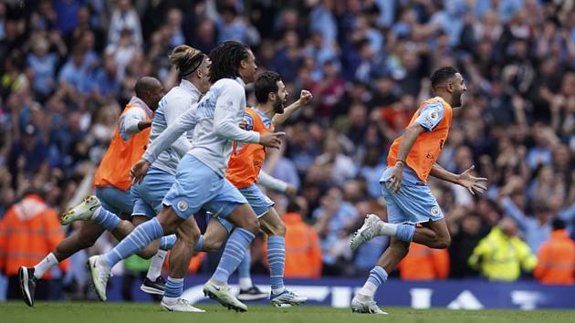 Fotbalisté Manchesteru City se radují po vítězství nad Aston Villou v utkání 38. kola anglické ligy a zisku titulu, 22. května 2022 v Manchesteru.